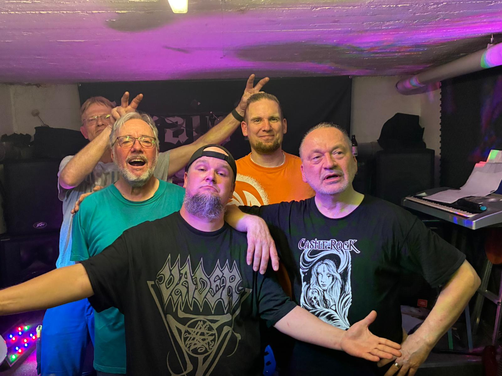 Brain’s Corner bei einer lockeren Gruppenaufnahme im Proberaum