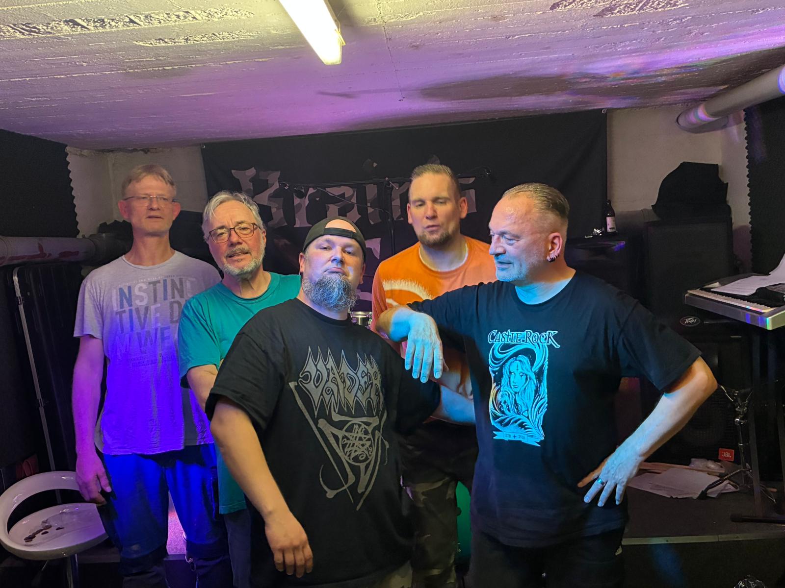 Brain’s Corner gemeinsam vor dem Bandbanner im Proberaum